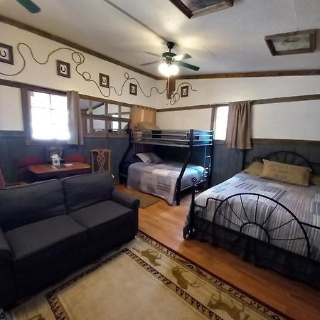 Acorn Hideaways Canton Old West Bunkhouse For 9 - Trail'S End Corral Buitenkant foto