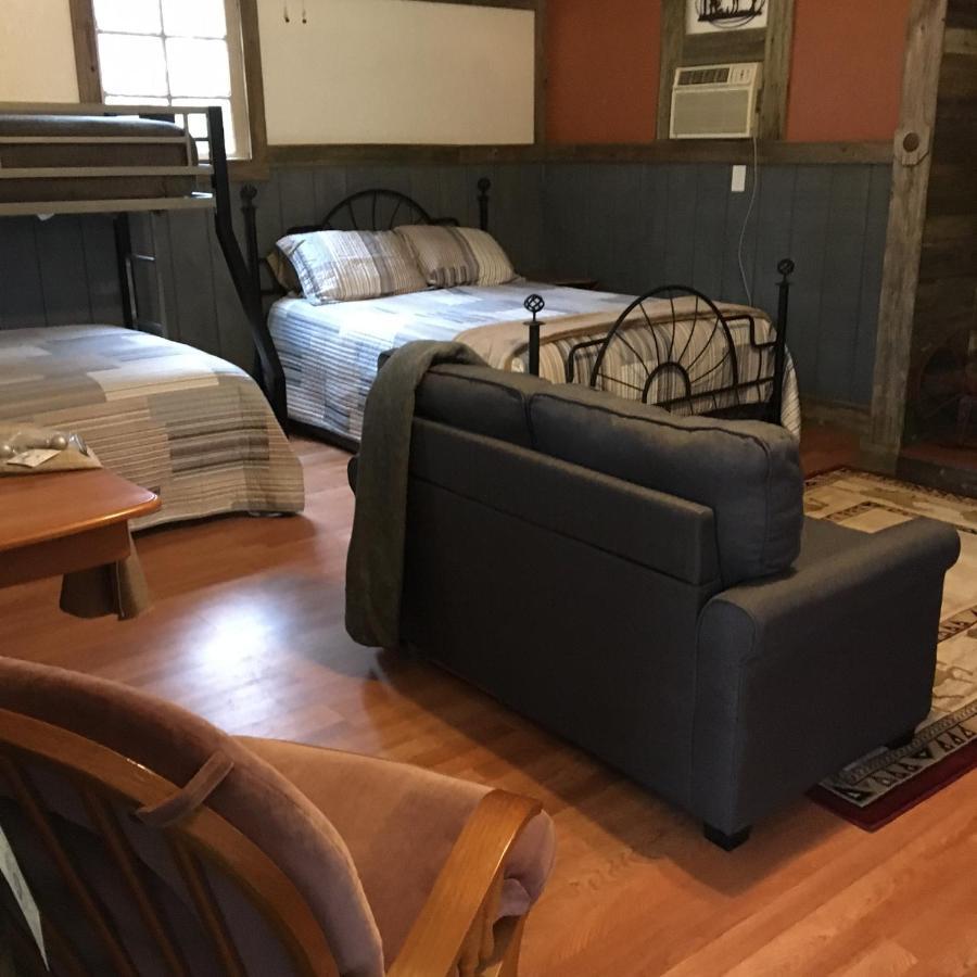 Acorn Hideaways Canton Old West Bunkhouse For 9 - Trail'S End Corral Buitenkant foto