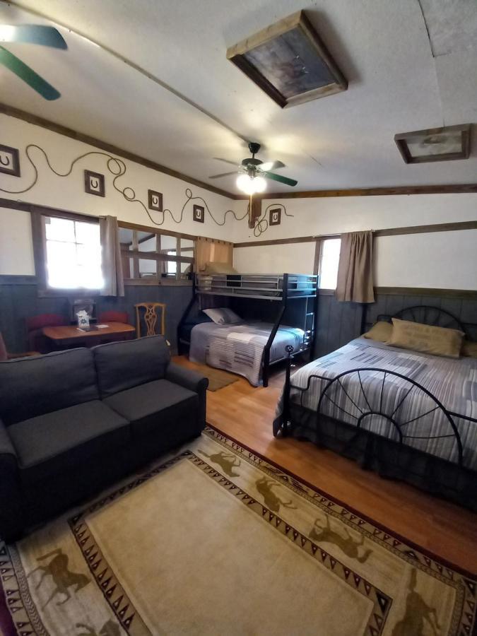 Acorn Hideaways Canton Old West Bunkhouse For 9 - Trail'S End Corral Buitenkant foto