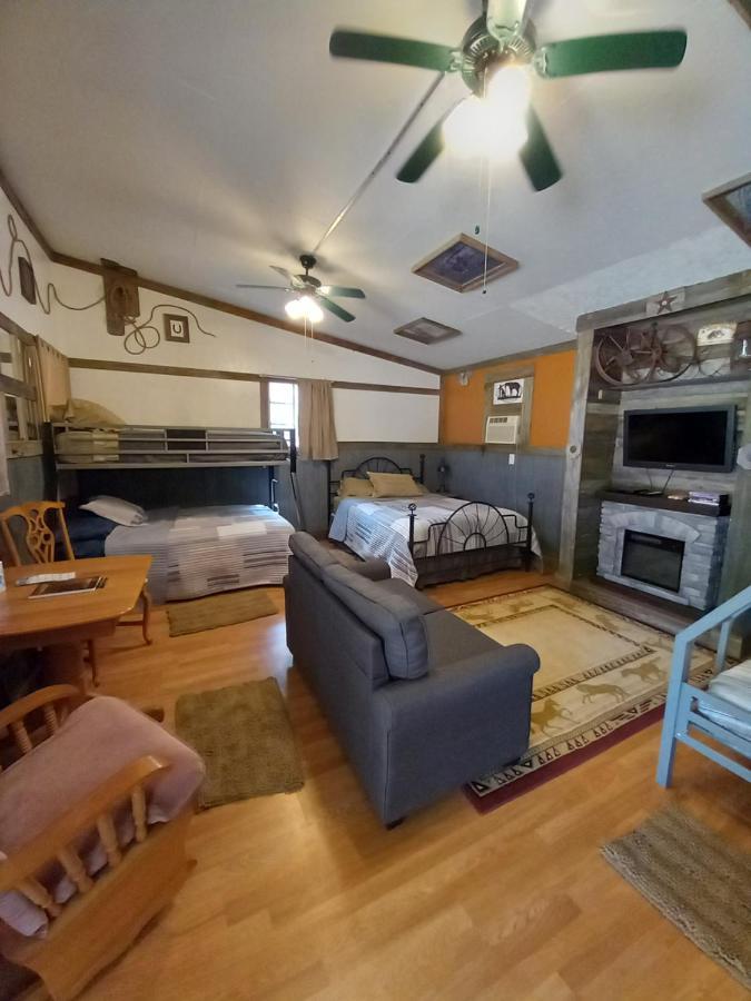 Acorn Hideaways Canton Old West Bunkhouse For 9 - Trail'S End Corral Buitenkant foto